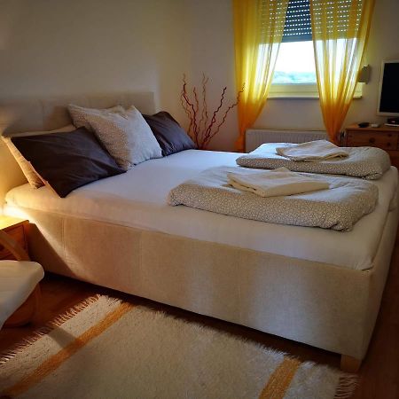 Meszaros Apartman Buk Luaran gambar